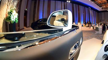 トランクルームを開けたリヤエンドをミラーで覗く