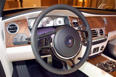 ウッドに囲まれた「ドーン」の運転席