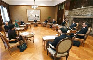 皇室会議に臨む出席者。奥中央は議長の安倍晋三首相＝１日午前、宮内庁（代表撮影）