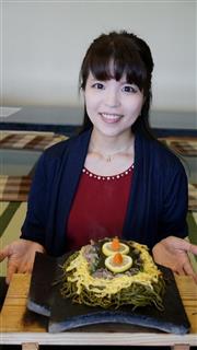 味も見た目も大満足の瓦そばを前に思わず笑顔の筆者 味も見た目も大満足の瓦そばを前に思わず笑顔の筆者