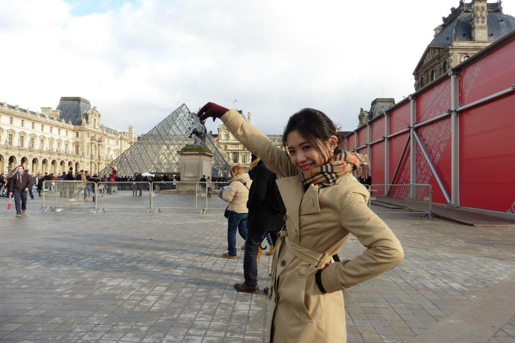 瀬尾さん。パリのルーブル美術館前にて