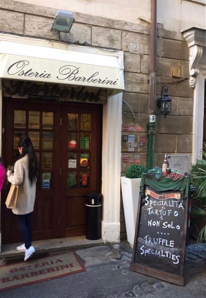 ローマのカルボナーラが絶品のお気に入りのレストラン前にて