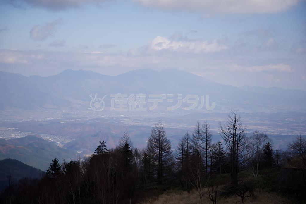 美ヶ原高原から上田市街越しに見える浅間山。ちょうど噴火して入山制限されていた時期だった。アウディ・Ｑ２