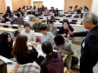 「医の倫理合同講義」で事例を基に議論を深める医学生と宗教者たち。右は講師の長倉伯博住職＝11月13日、滋賀医科大（小野木康雄撮影）