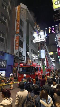 渋谷センター街で火事。消火活動にあたる消防隊員と、多くの通行人で、現場は騒然となった＝４日午後、東京都渋谷区（川口良介撮影）