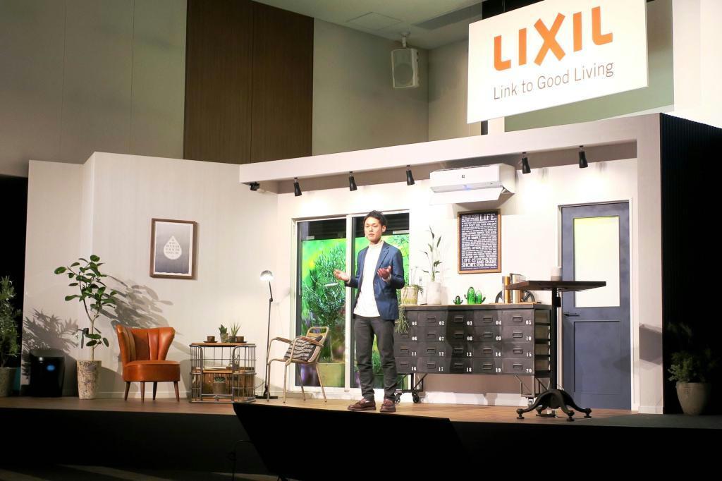 家電や住宅設備をつなぐＩｏＴサービスについて説明するＬＩＸＩＬの開発担当者＝４日、東京都千代田区