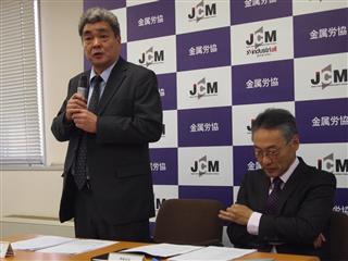 平成30年春闘での要求方針を説明する金属労協の高倉明議長(左)=6日、東京都中央区 平成30年春闘での要求方針を説明する金属労協の高倉明議長(左)=6日、東京都中央区