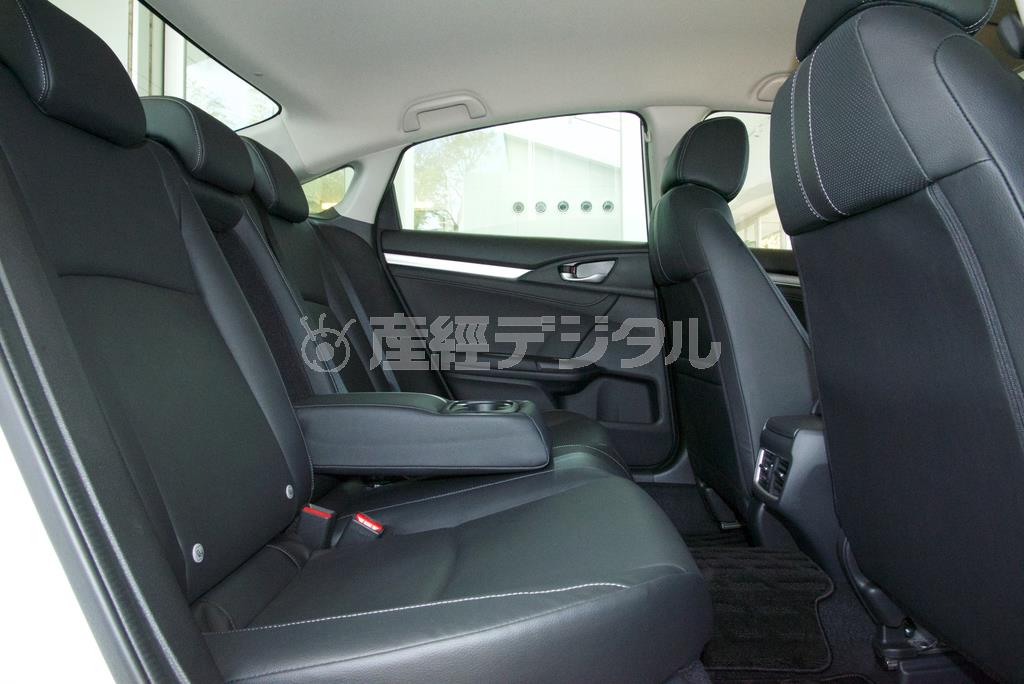 後席は座面長たっぷり、背もたれの高さと傾斜、膝元の余裕も十分で大人４人が楽に長距離移動できる空間を確保。ホンダ・シビックセダン
