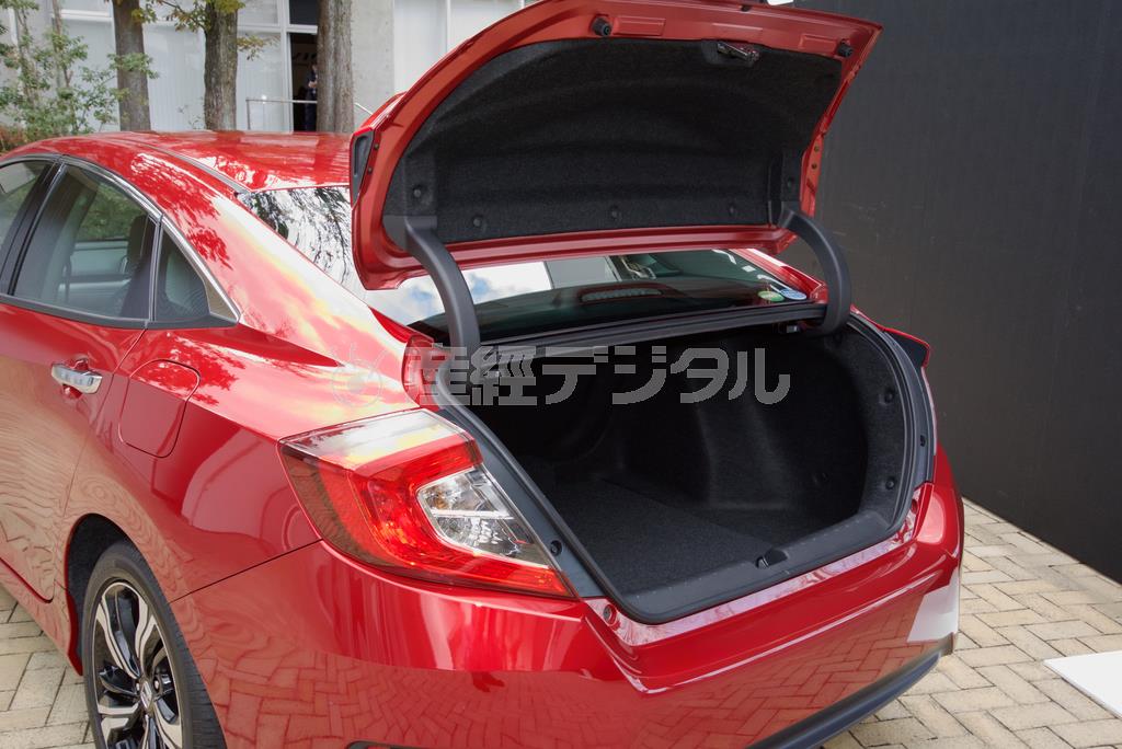 トランクリッドは奥行きが短いが、左右の開口幅は大きく、下端も低いので使い勝手良さそう。ホンダ・シビックセダン