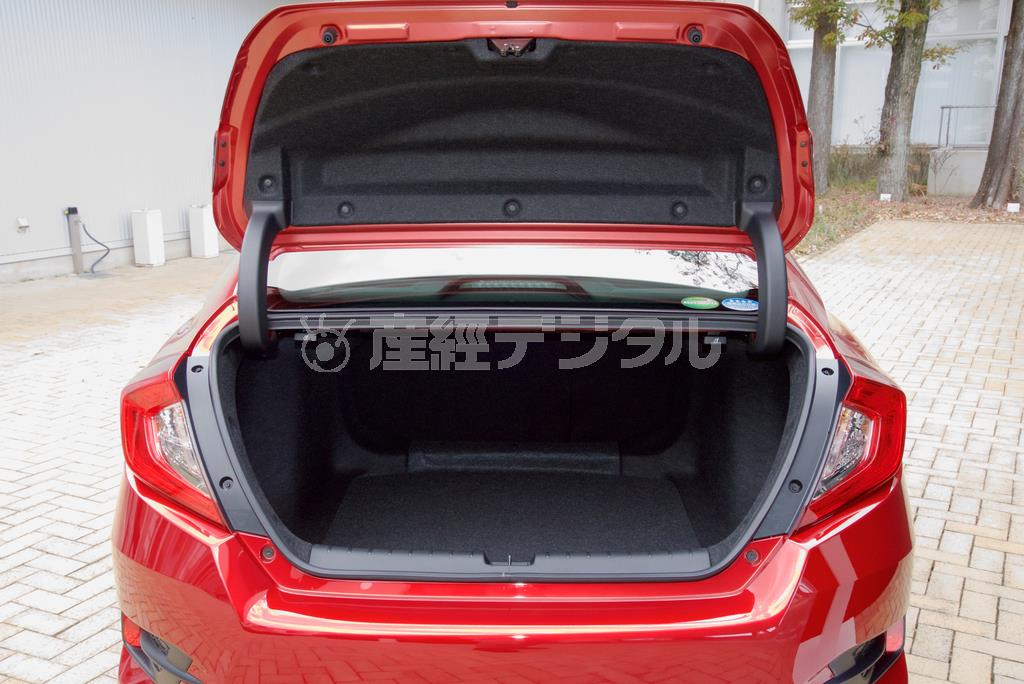 荷室奥行きが長く、容量はハッチバックより上。ホンダ・シビックセダン