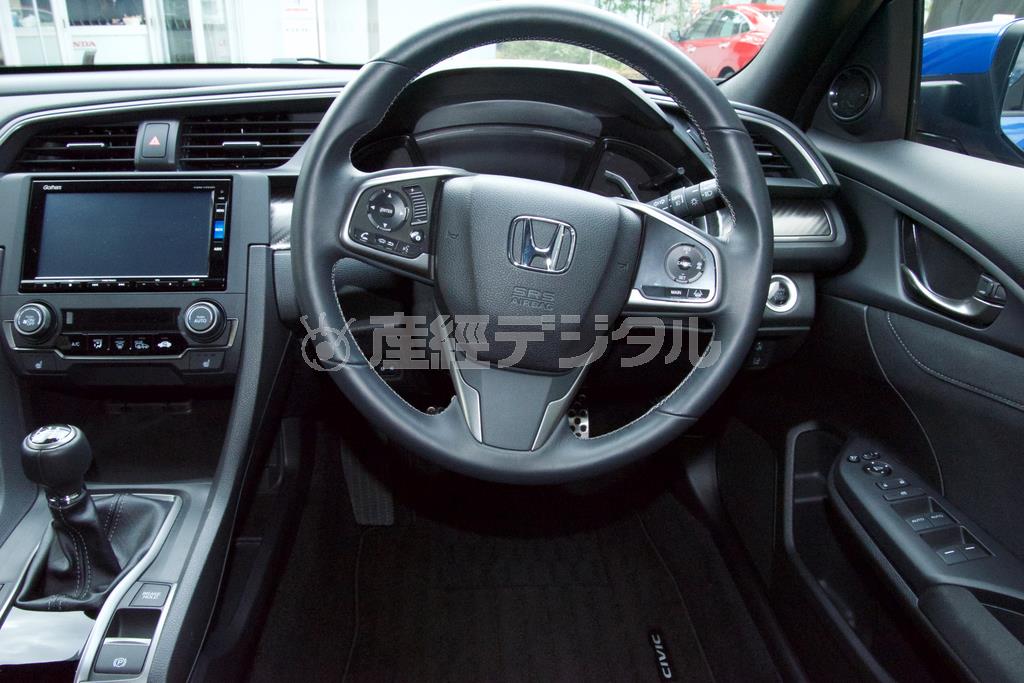 ハッチバックは画像のように６速のＭＴ仕様も選べる。ホンダ・シビックハッチバック