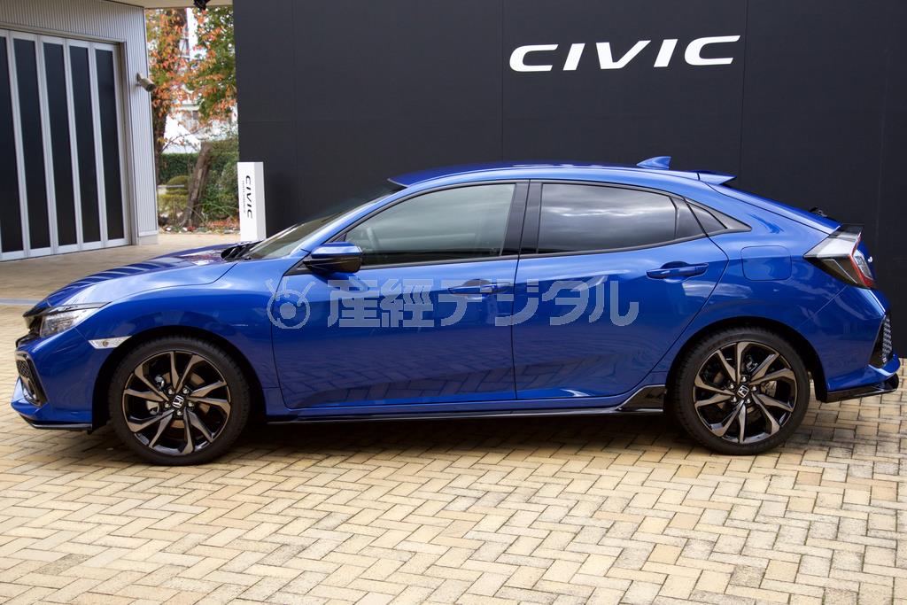 セダン同様、ハッチバックもルーフから後端までなだらかなラインを描く。ホンダ・シビックハッチバック