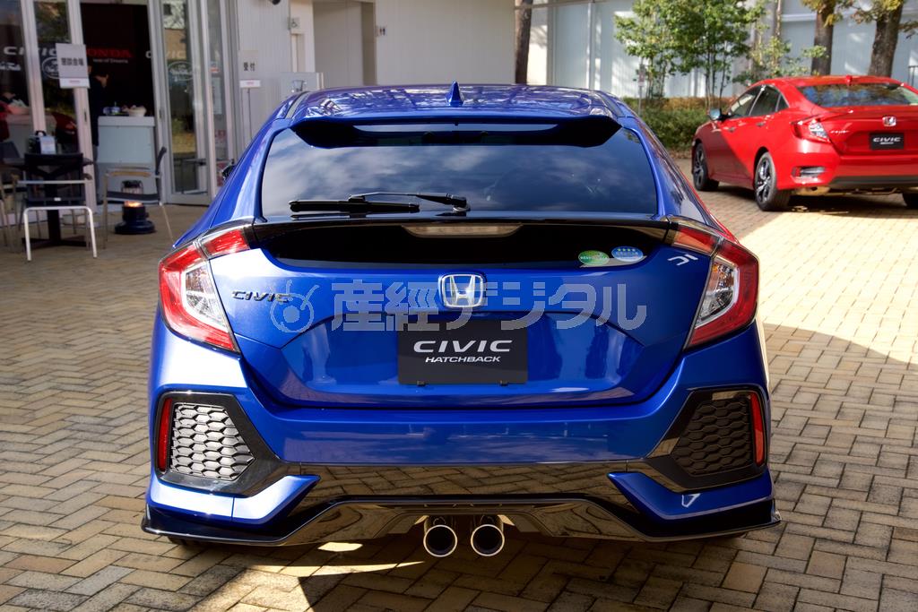 マフラーはセンター２本出し。このアングルがもっともスポーティー。ホンダ・シビックハッチバック