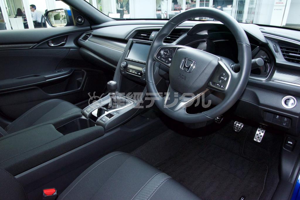センターコンソールはまるで後輪駆動車のように高い。おかげでＭＴのシフトはレバーもストロークも短めで、停車してレバーを動かしているだけで気分が上がる。ホンダ・シビックハッチバック