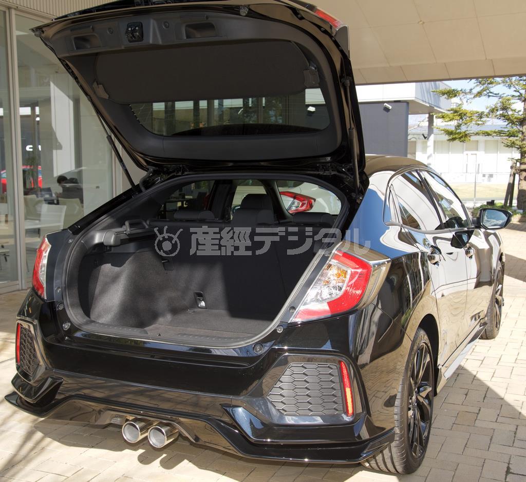 容量はセダンに及ばないが、大きな開口部で積載性に勝る。ホンダ・シビックハッチバック