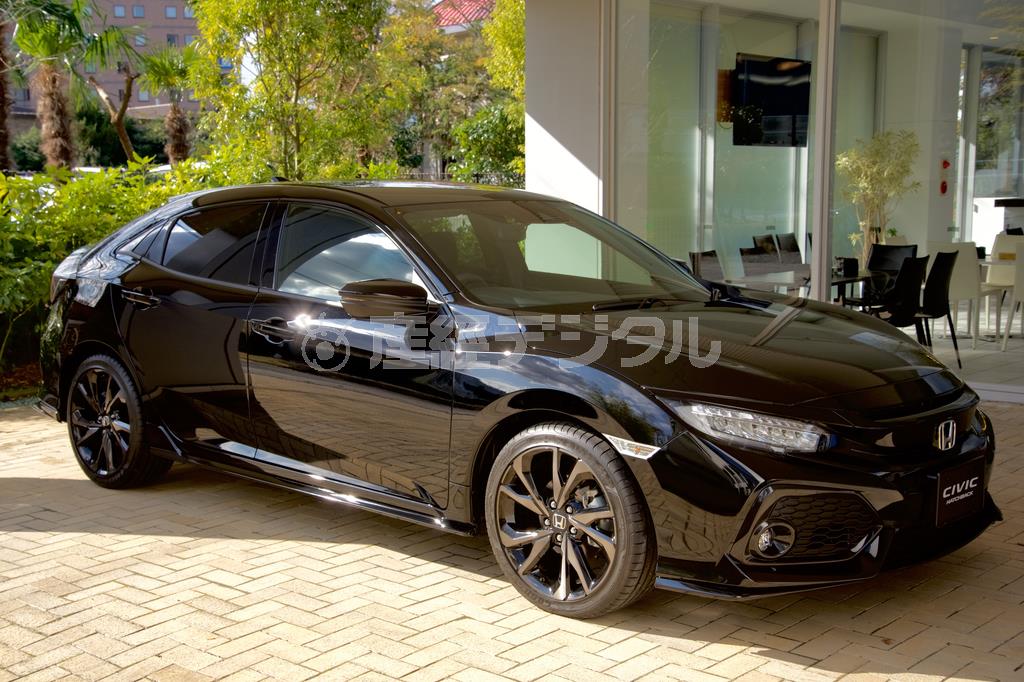 黒だと一気にワルの雰囲気に。ホンダ・シビックハッチバック