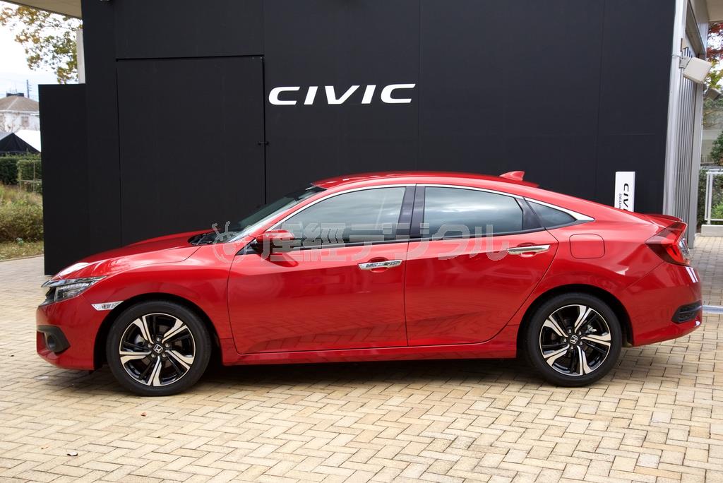 ルーフからテールエンドまでなだらかにつながったクーペスタイル。ホンダ・シビックセダン