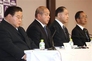 理事会を終え会見に臨む（左から）鏡山理事、八角理事長、尾車理事、高野利雄理事＝１１月３０日、両国国技館（蔵賢斗撮影）