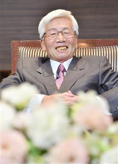 新聞広告でがんを公表したコマツの安崎暁・元社長。「感謝の会」を開いた後、記者会見を行った＝１１日午後、東京都港区（宮崎瑞穂撮影）