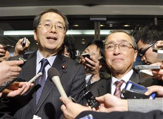 与党税制協議会後に取材に応じる公明党の斉藤鉄夫税調会長(左)と自民党の宮沢洋一税調会長=12日午後、東京都千代田区 与党税制協議会後に取材に応じる公明党の斉藤鉄夫税調会長(左)と自民党の宮沢洋一税調会長=12日午後、東京都千代田区