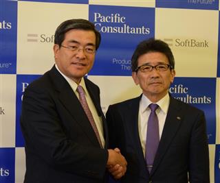 業務提携を発表したソフトバンクの今井康之副社長（左）とパシフィックコンサルタンツの高木茂知社長＝１４日、東京都千代田区