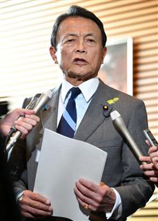 閣議を終え会見する麻生太郎副総理兼財務相＝１５日午前、首相官邸（斎藤良雄撮影）