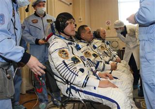 打ち上げ時などに着用する宇宙服「ソコル与圧服」のチェックに臨む金井宣茂さん（中央手前）と米露の宇宙飛行士＝日本時間５日（ＪＡＸＡ・ロスコスモス提供）