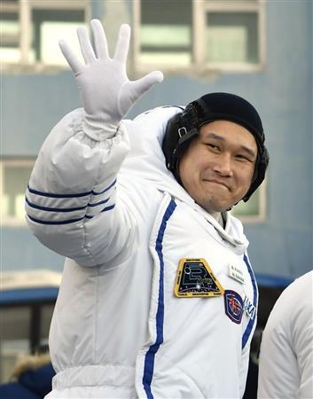 ソユーズ宇宙船の打ち上げを前に、見送りの人たちに手を振る金井宣茂さん＝１７日、カザフスタン・バイコヌール（共同）