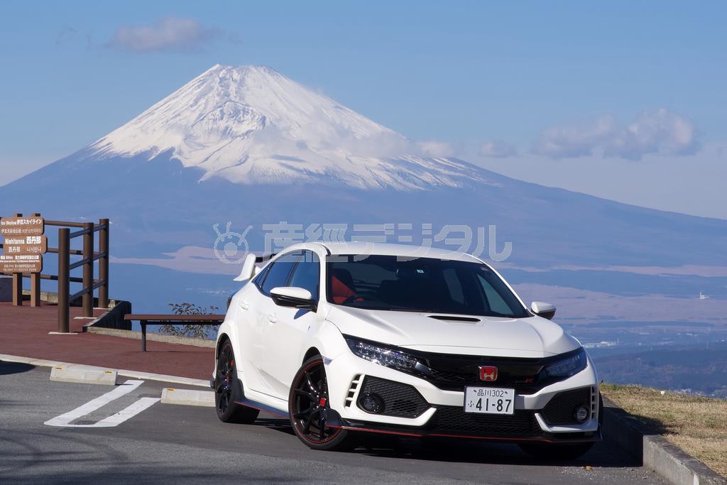 快晴の伊豆スカイラインで富士をバックに。ホンダ・シビックＴＹＰＥＲ