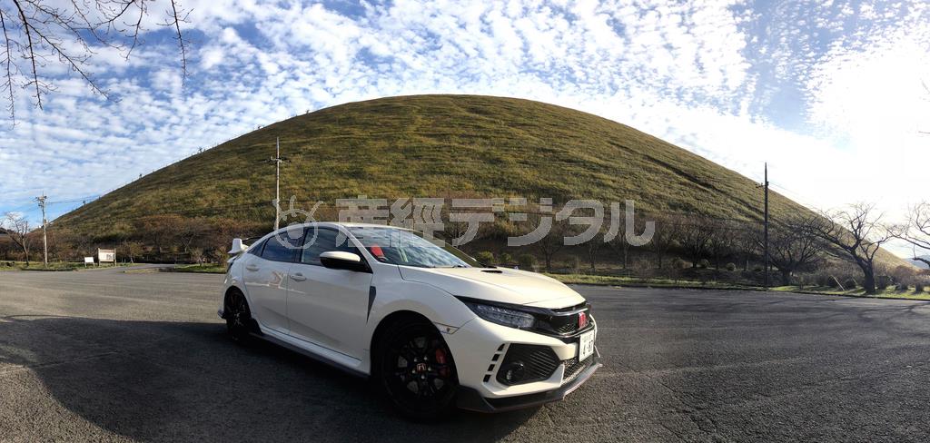 伊東の観光スポットであるスコリア丘の大室山をバックに。ｉＰｈｏｎｅのパノラマモードで撮影。ホンダ・シビックＴＹＰＥＲ