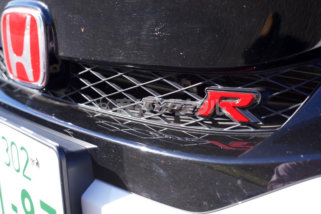 フロントグリルの銘。ホンダ・シビックＴＹＰＥＲ
