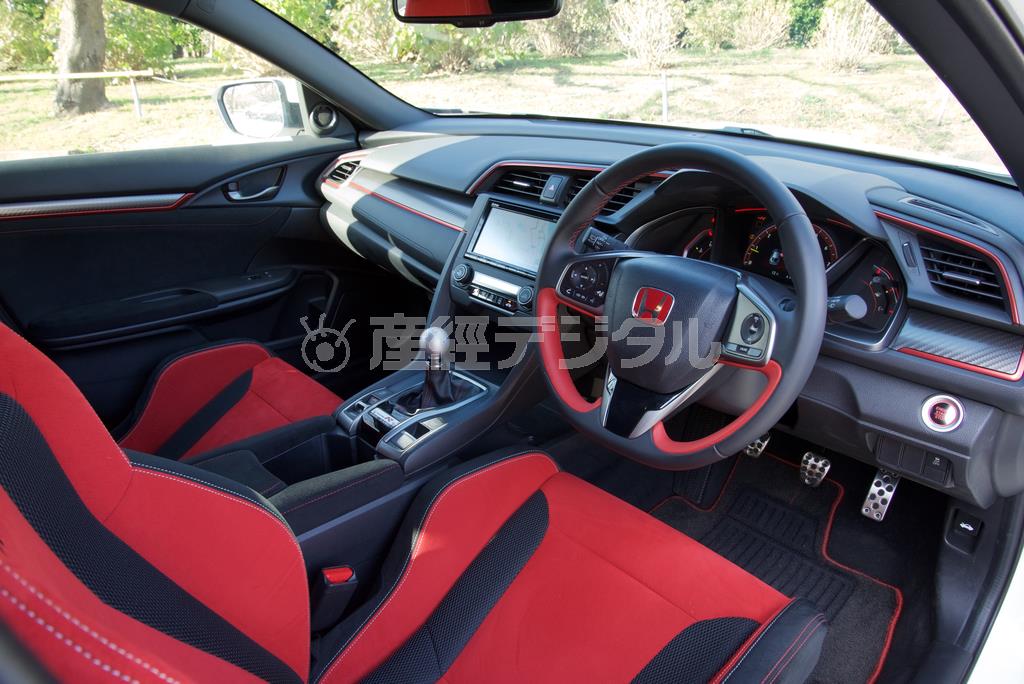 ドアを開けて目に飛び込んでくる光景。ホンダ・シビックＴＹＰＥＲ