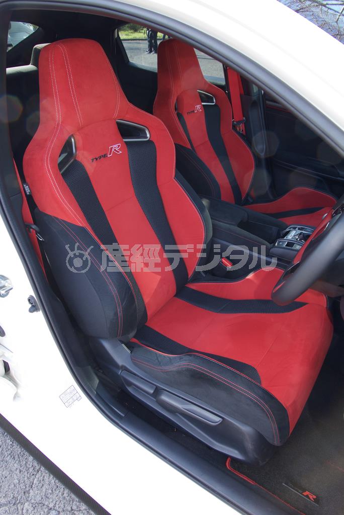 腿までがっちりサポートするフルバケットシート。４点式シートベルトにも対応。ホンダ・シビックＴＹＰＥＲ