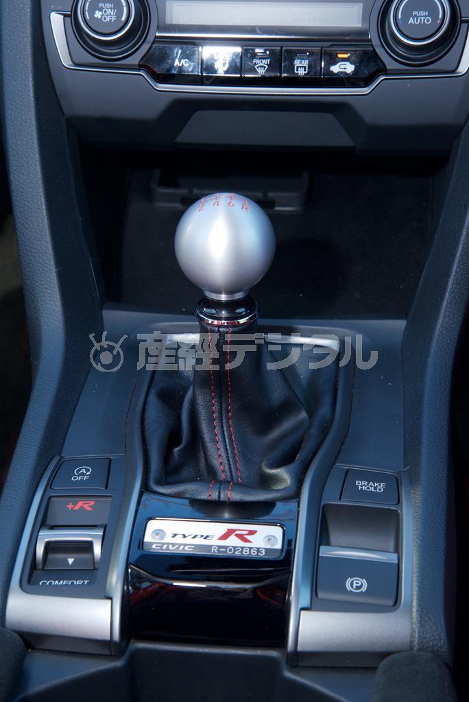 ６速ＭＴながら１００キロ巡航時の回転数は２５００回転あたりと高め。ホンダ・シビックＴＹＰＥＲ