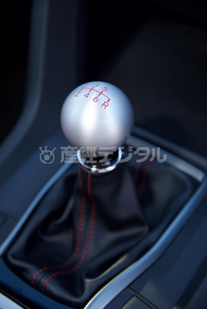 アルミ削り出し、ひんやりした手触りが心地いいシフトノブ。ホンダ・シビックＴＹＰＥＲ
