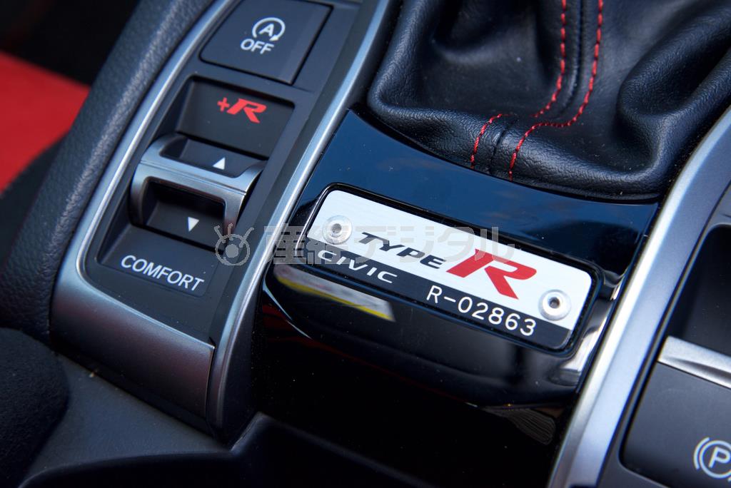 銘板にはシリアルナンバー。左側にはドライブモード切替スイッチ。ホンダ・シビックＴＹＰＥＲ