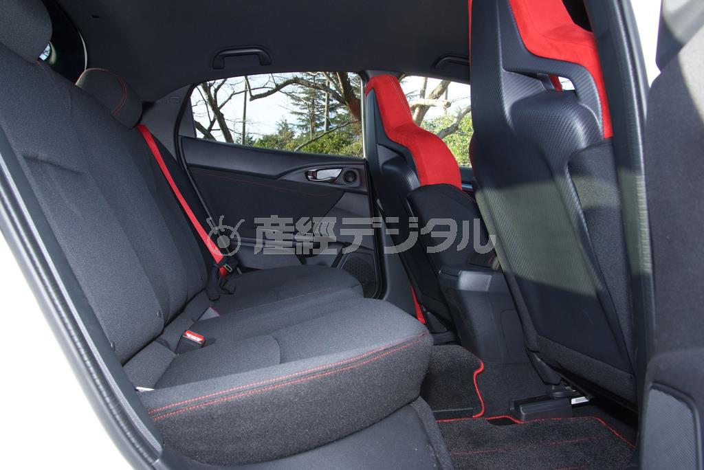 アームレストが省略されている以外は無理のない快適空間が確保されている後席。ハイパフォーマンスカーながら、この実用性が強み。ホンダ・シビックＴＹＰＥＲ