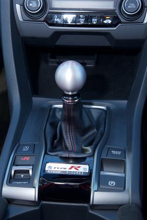 ６速ＭＴながら１００キロ巡航時の回転数は２５００回転あたりと高め。ホンダ・シビックＴＹＰＥＲ