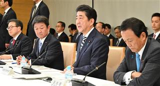 経済財政諮問会議に臨む(右から)麻生太郎副総理兼財務相、安倍晋三首相、茂木敏充経済再生担当相、世耕弘成経産相=1日午後、首相官邸(斎藤良雄撮影) 経済財政諮問会議に臨む(右から)麻生太郎副総理兼財務相、安倍晋三首相、茂木敏充経済再生担当相、世耕弘成経産相=1日午後、首相官邸(斎藤良雄撮影)