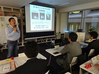 「つくば発！ベンチャー企業ミートアップ」でプレゼンするナノルクスの祖父江基史社長＝東京都千代田区