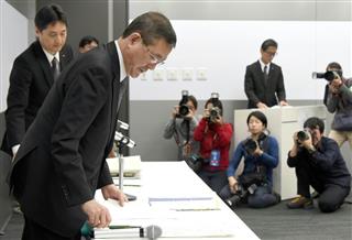 無資格検査の報告書についての会見を終え立ち上がるスバルの吉永泰之社長=19日午後、東京都渋谷区(酒巻俊介撮影) 無資格検査の報告書についての会見を終え立ち上がるスバルの吉永泰之社長=19日午後、東京都渋谷区(酒巻俊介撮影)