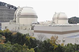 大飯原発３号機（右）と４号機＝福井県おおい町