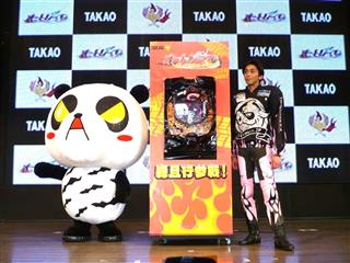 発表会にはモチーフとなった森且行選手が来場。新機種をアピールした 発表会にはモチーフとなった森且行選手が来場。新機種をアピールした