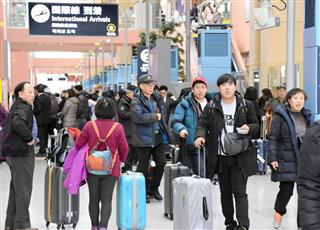 混雑する関西空港の国際線到着ロビー＝大阪府泉佐野市