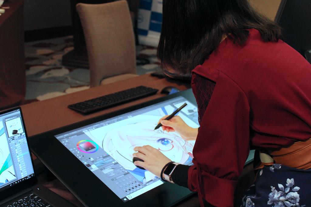 デモを行った千代田氏。右手のペンで描きながら、左手のトーテムで作業の「やり直し」などの操作をするという