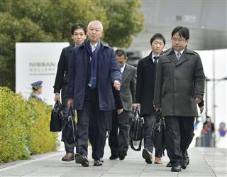 新車の無資格検査問題を起こした日産自動車本社に、立ち入り検査に入る国交省職員ら=22日、横浜市 新車の無資格検査問題を起こした日産自動車本社に、立ち入り検査に入る国交省職員ら=22日、横浜市