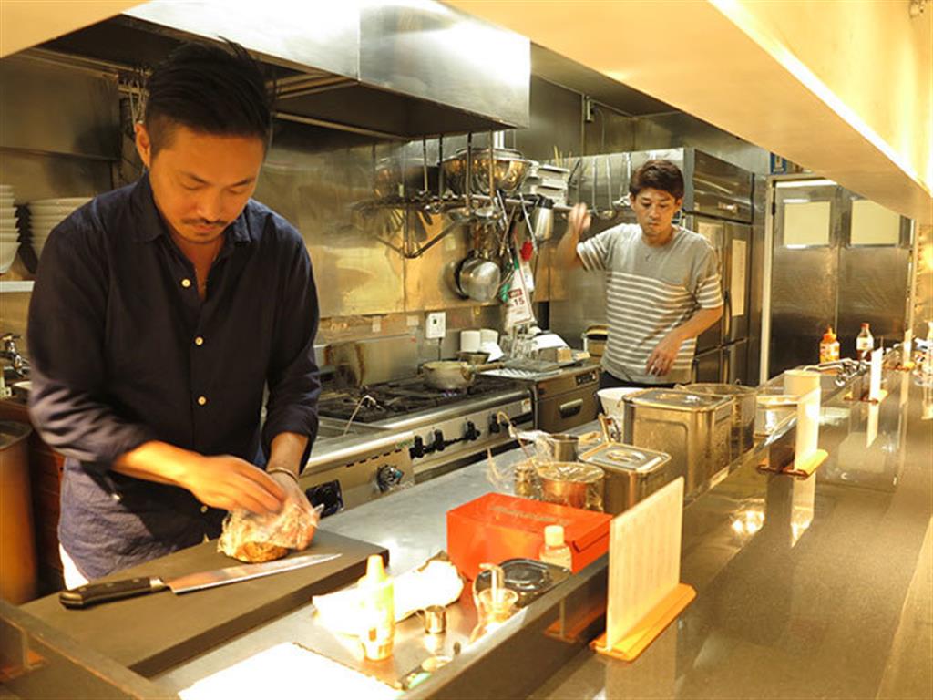 閉店後に取材に応じてくれた、「蔦」の店主・大西祐貴氏（左）と店長・伊丹敏隆氏（PRESIDENT Onlineより）