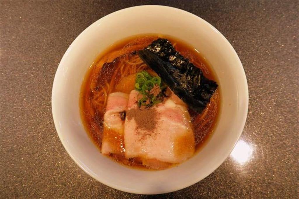 蔦の「醤油Soba」。チャーシューの上にトリュフパウダーが載る（PRESIDENT Onlineより）