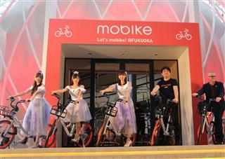 福岡市でサービス開始の発表をするＭｏｂｉｋｅ日本法人の木下昇ゼネラルマネジャー（右から２人目）ら