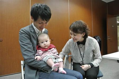 マミートラックに入らないよう、出産後の働き方を考える尾下知央さん（右）と夫の俊介さん